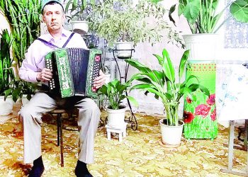 “Гармунда уйнарга ярыша-ярыша өйрәндек”