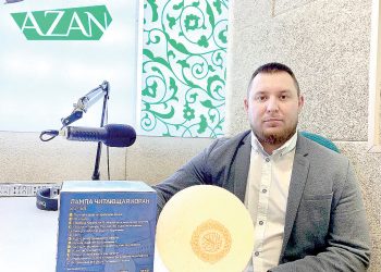 “Лампа Коръәнне татарча укый”