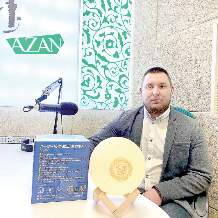 “Лампа Коръәнне татарча укый”