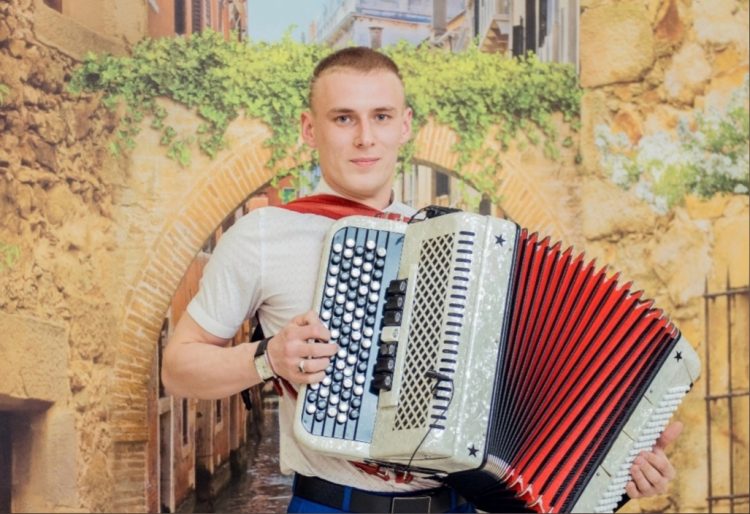 “КЕЧКЕНӘДӘН КЫРДА КОМБАЙНЧЫЛАРГА КОНЦЕРТ БИРДЕМ”