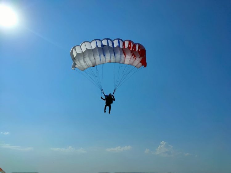 “ПАРАШЮТ БЕЛӘН СИКЕРҮ КУРКУНЫ ҖИҢӘРГӘ БУЛЫША”