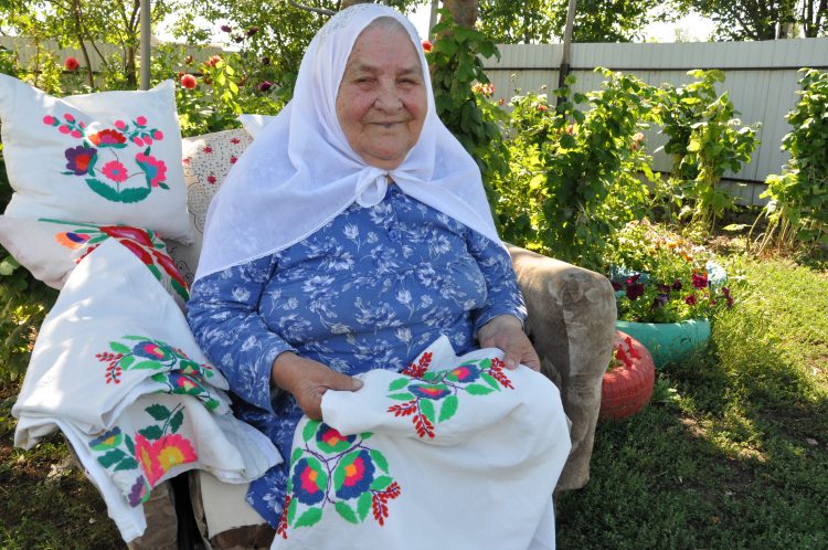 “ӨЧ КЫЗГА ДА УНАР МЕНДӘР ТЫШЫ ЧИГЕП БИРДЕМ”