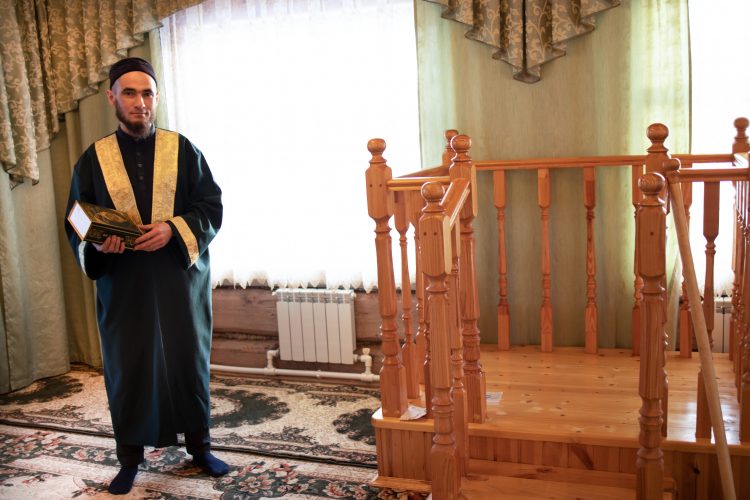 “МӘЧЕТКӘ ЙӨРГӘН БАЛАНЫҢ КҮҢЕЛЕ НАЧАРЛЫККА ТАРТЫЛМЫЙ”