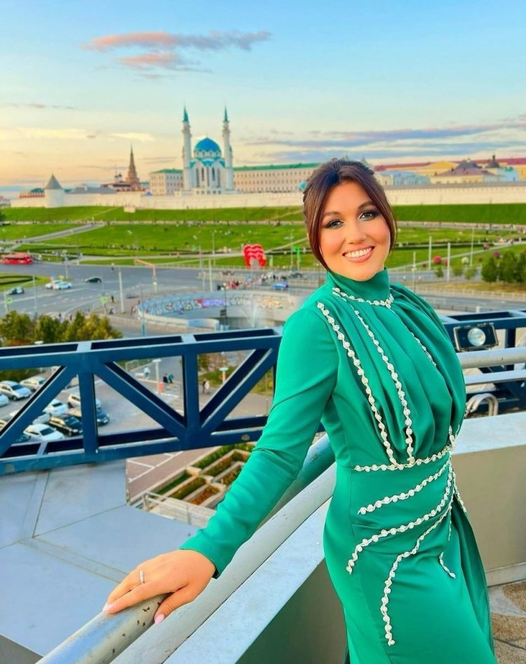 Зәринә ХӘСӘНШИНА: “ХӘЗЕР ВАКЫТЫ ҖИТТЕ ДИП САНЫЙМ”