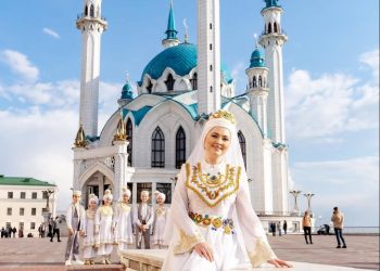 “КҮРЕНМИСЕҢ ДИЛӘР, ГЕЛ СӘХНӘДӘ БЕЗ”