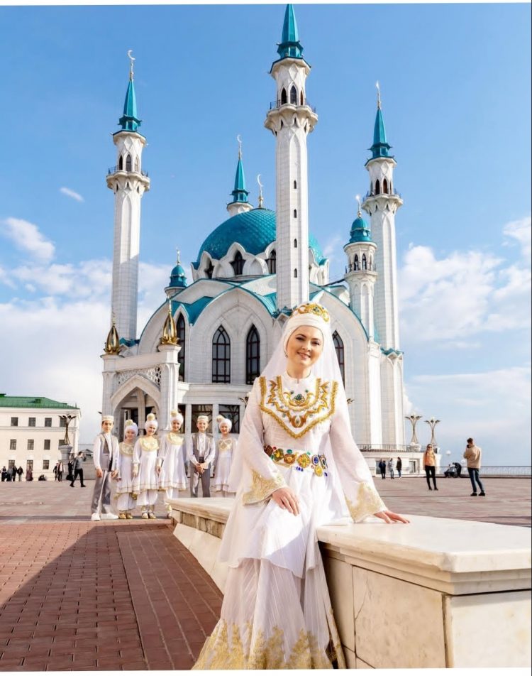 “КҮРЕНМИСЕҢ ДИЛӘР, ГЕЛ СӘХНӘДӘ БЕЗ”